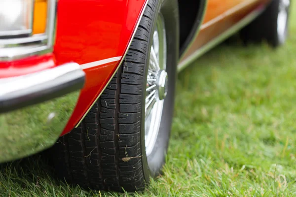 Neumático de un coche vintage rojo brillante —  Fotos de Stock
