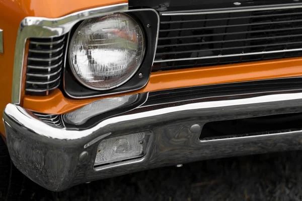Vänster strålkastare av en orange vintage bil — Stockfoto