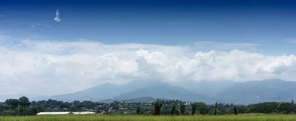 Bergkette gegen wolkenverhangenen Himmel — Stockfoto