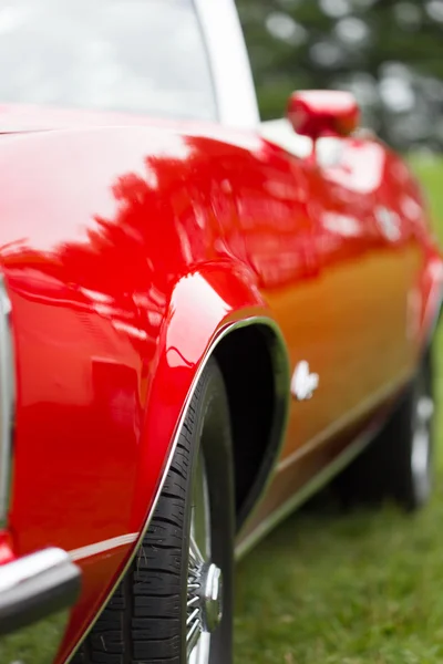 Neumático de un coche vintage rojo brillante —  Fotos de Stock
