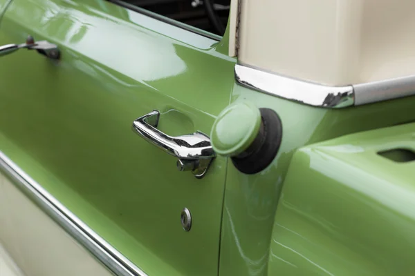 Auto handvat van een groene glimmende auto — Stockfoto