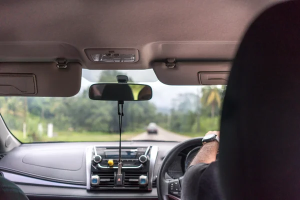 Hombre conduciendo coche en la carretera — Foto de Stock