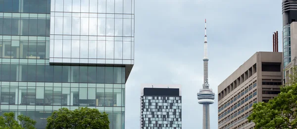 CN tower w Toronto przeciwko niebo — Zdjęcie stockowe