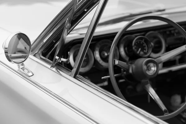 Espelho de asa de um carro vintage clássico — Fotografia de Stock
