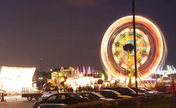 Ruota panoramica al parco divertimenti — Foto Stock