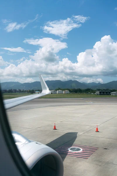 Airplane at airport with mountain range in background — Stock Photo, Image