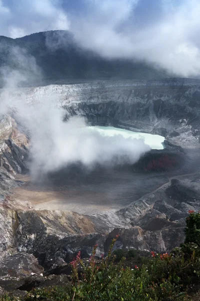 Volcan actif avec chaîne de montagnes — Photo