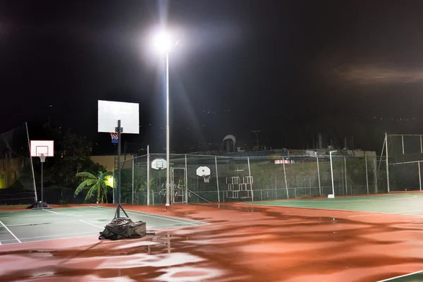 Порожній баскетбольний майданчик вночі — стокове фото