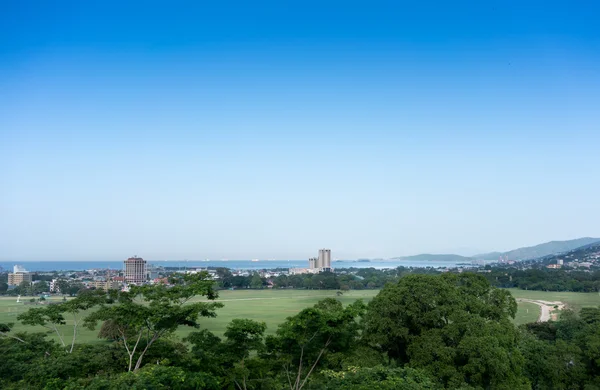 Skyline w mieście, nad morzem — Zdjęcie stockowe