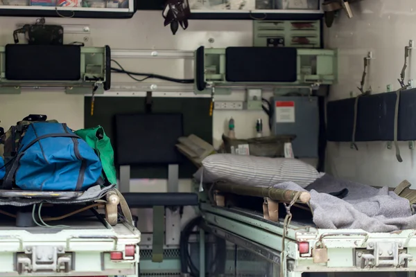 Insidan av en tom ambulans — Stockfoto