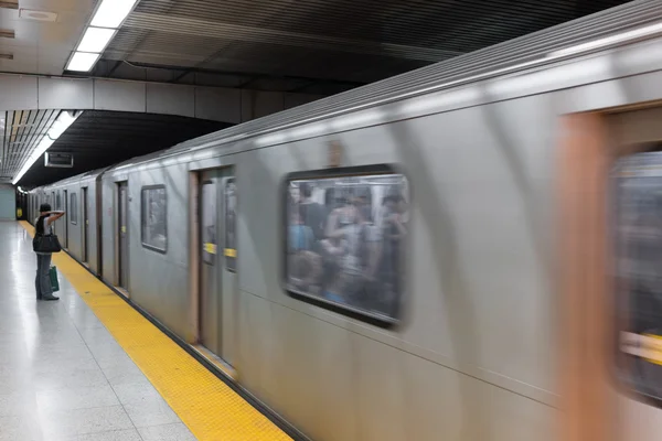 U-Bahn-Bahnsteig mit durchfahrendem Zug — Stockfoto