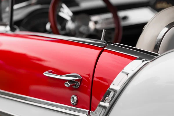 Mango de coche de un coche vintage rojo — Foto de Stock