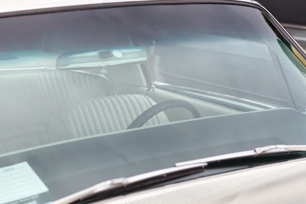 Windshield of a white classic vintage car — Stock Photo, Image