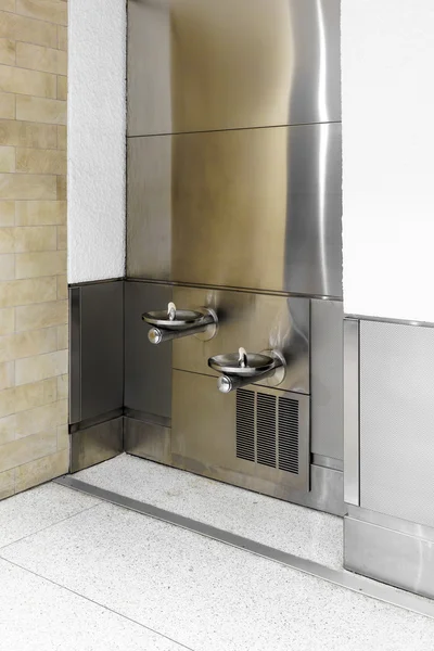 Två höjder av dricksvattenkvalitet fontäner på flygplats — Stockfoto