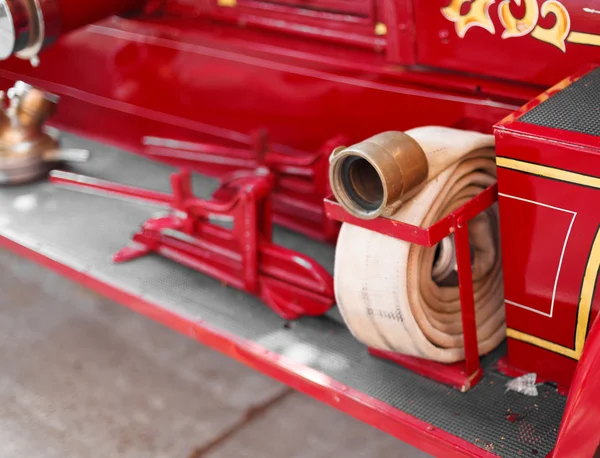 Manichetta antincendio presso un antico motore antincendio vintage — Foto Stock