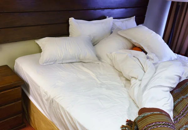 在酒店房间的反悔的床 — 图库照片