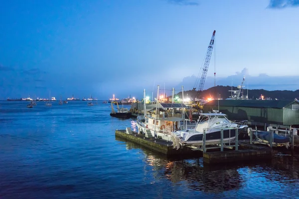 Luxe boten en jachten aangemeerd in de haven — Stockfoto