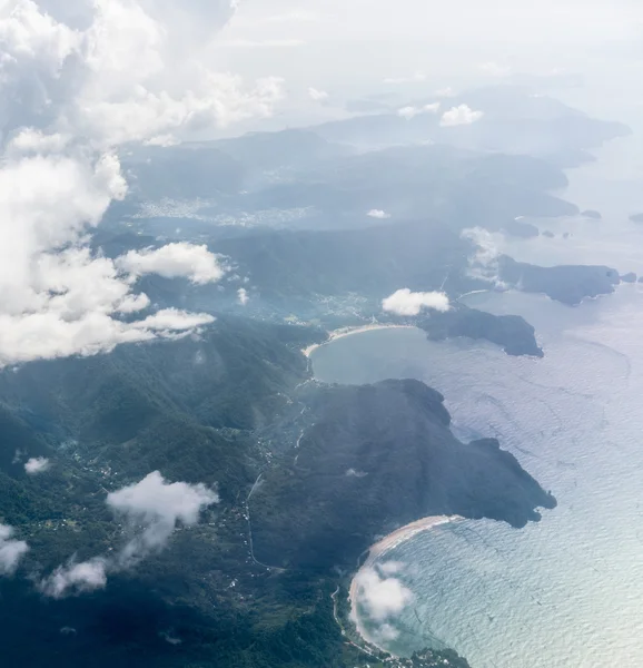 Línea costera con cordillera — Foto de Stock