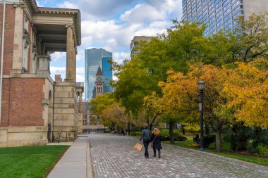 Saat kulesine doğru yürüme Çift