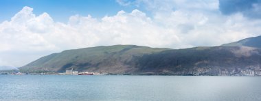 Waterfront bulutlu gökyüzü karşı City'de