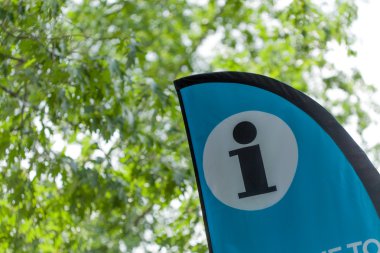 mavi bayrak yeşil ağaçlı