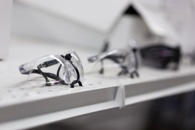 Koruyucu gözlük Satılık asılı 