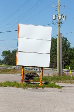 Elektrik pilon ile boş billboard 
