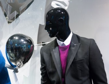 Bir giyim mağazasında mankenler