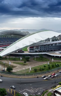 Bulutlu gökyüzü karşı yolda trafik
