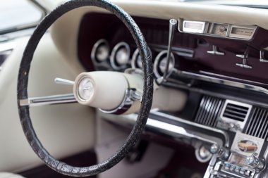 Bir klasik otomobil direksiyon