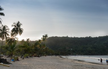 Gün batımı sırasında Plajı'nda turistler