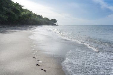 Sahilde ayak izleri.