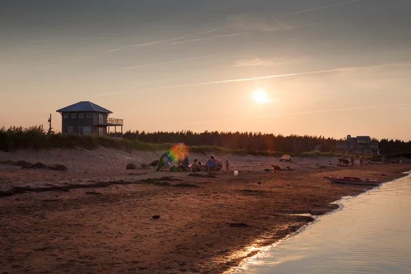 People spending there weekend on the beach — Stock Photo, Image