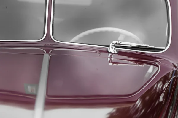 Windscreen wiper of a maroon vintage car — Stock Photo, Image