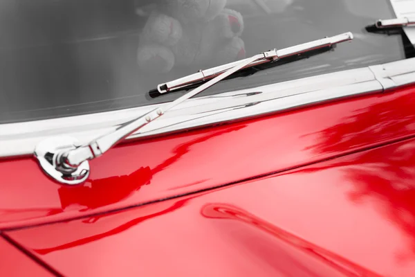 Windscreen wiper of a red car — Stock Photo, Image