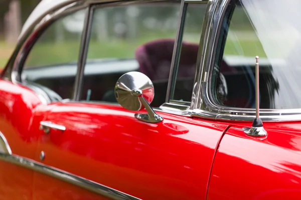 Espejo de ala de un coche vintage rojo brillante — Foto de Stock