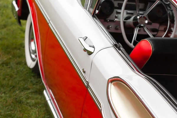 Car handle of a red and white car — Stock Photo, Image