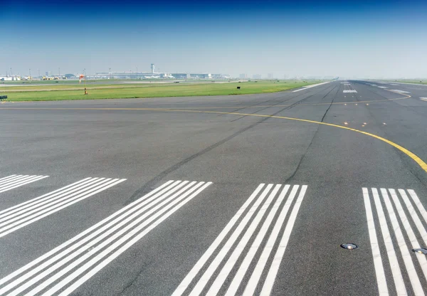 Empty runway of airport — Stock Photo, Image