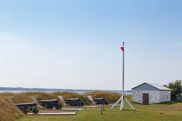 Cannons and Canadian flag in Victoria Park — Stock Photo, Image