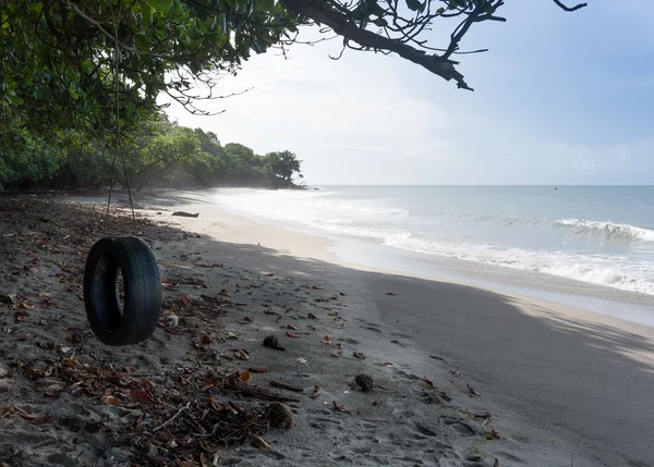 Balanceo de neumáticos en la orilla del mar — Foto de Stock