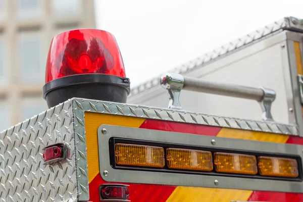 Czerwone światła awaryjne z wozu strażackiego — Zdjęcie stockowe