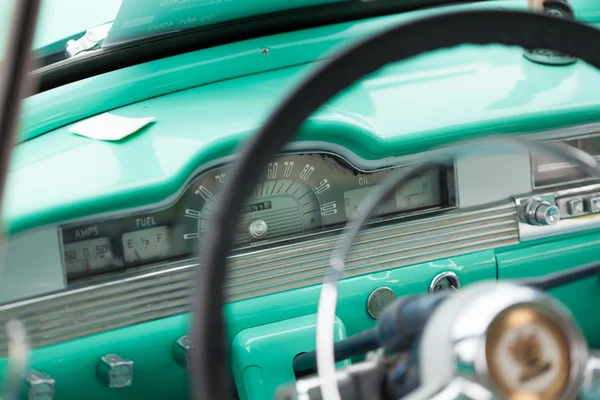 Salpicadero de un coche vintage de color turquesa —  Fotos de Stock