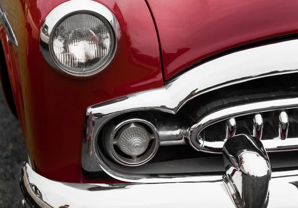Left headlight of a maroon vintage car — Stock Photo, Image