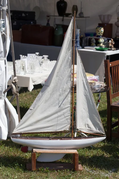 Witte scheepsmodel te koop — Stockfoto