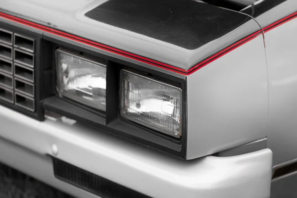 ビンテージ車の四角形図形のヘッドライト — ストック写真