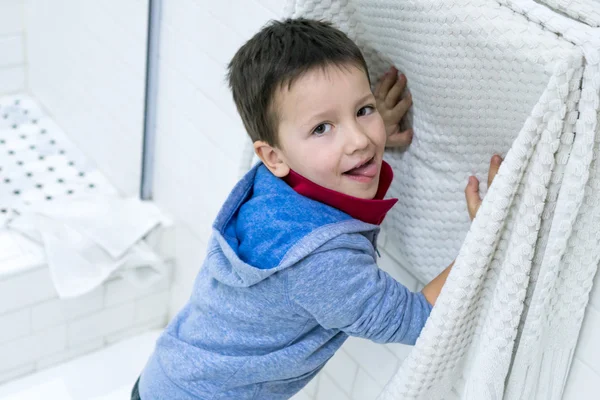 Jongen met plezier en tong uitsteekt — Stockfoto