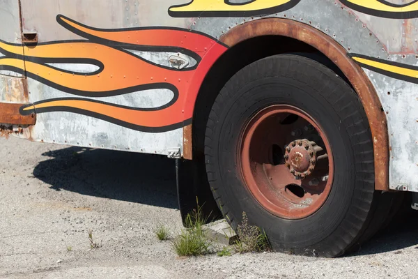 Band van een verlaten busje langs weg — Stockfoto