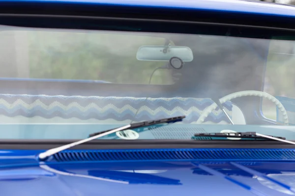 Windshield of a blue vintage car — Stock Photo, Image