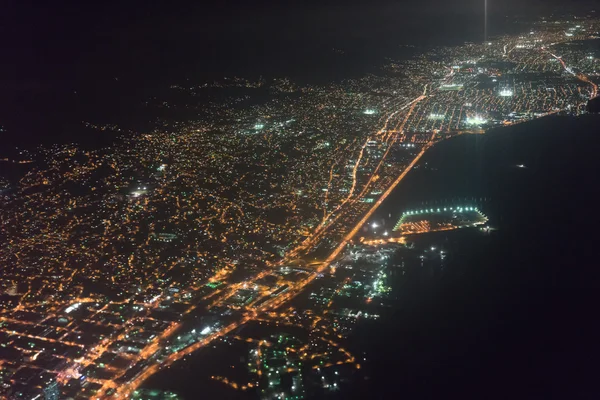 Иллюминированный город, видимый ночью в самолете — стоковое фото