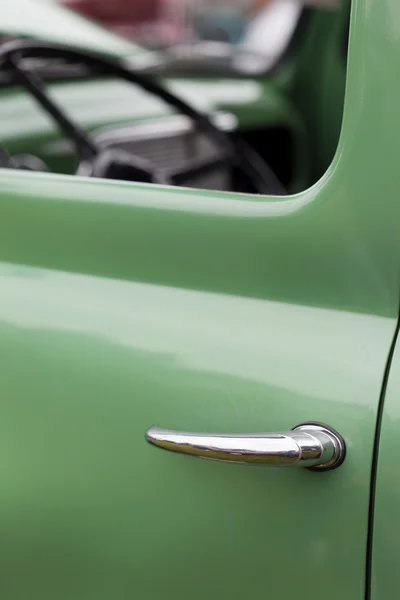 Poignée de voiture d'une voiture vintage verte — Photo